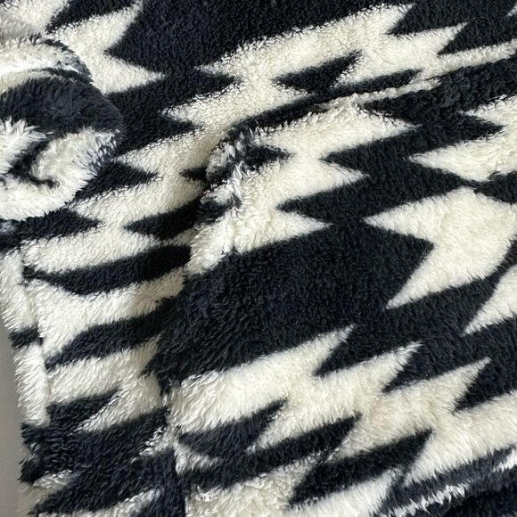 Natural Reflections Geometric Print Sherpa Pullover Quarter Zip Sweater - Picture 7 of 9